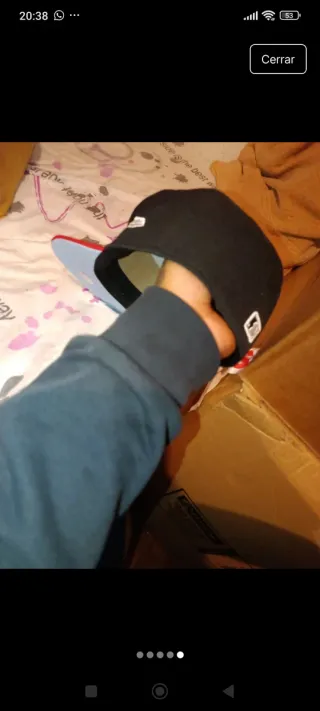 Gorra negra con visera roja