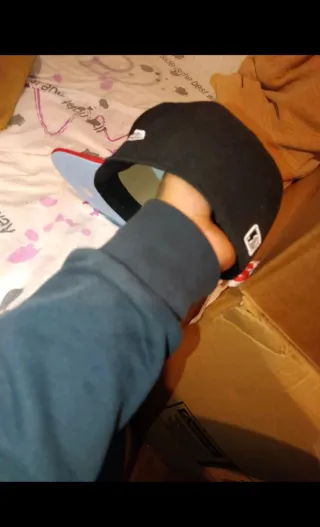 Gorra negra con visera roja