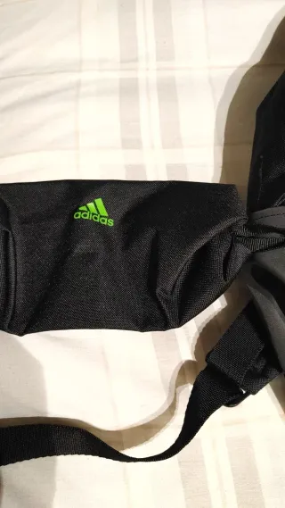 Mochila Adidas Negra con Rayas Verdes