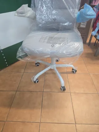 Silla de oficina gris