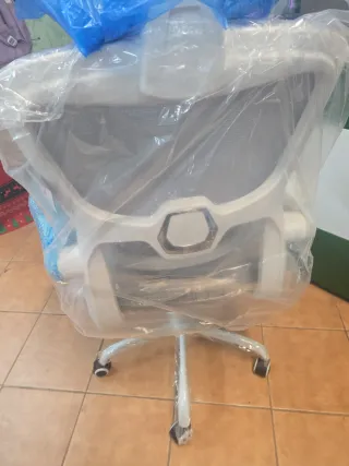 Silla de oficina gris