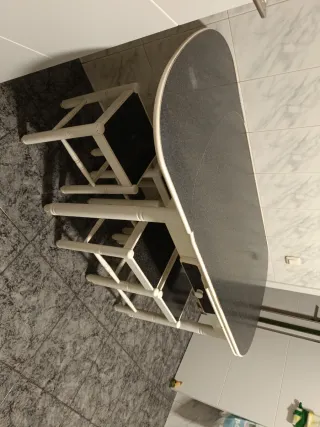 Mesa de cocina con 5 banquetas