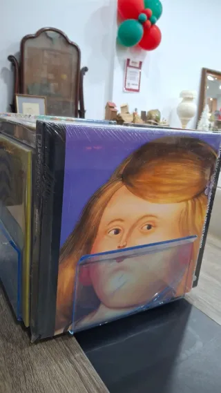 Expositor cubo con libros incluidos