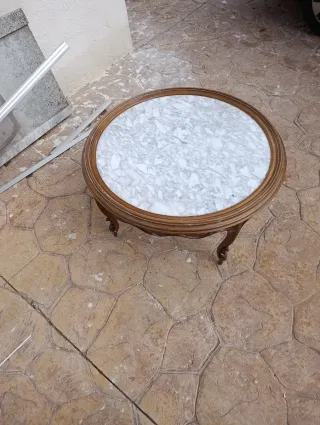 Mesa redonda de madera y mármol