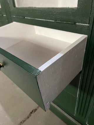 Cómoda verde de madera y cristal