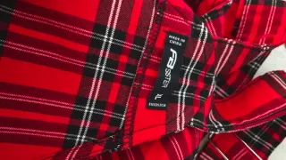 Peto de cuadros rojo y negro