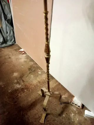 Lámpara de pie forja antigua