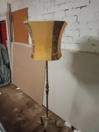 Lámpara de pie forja antigua