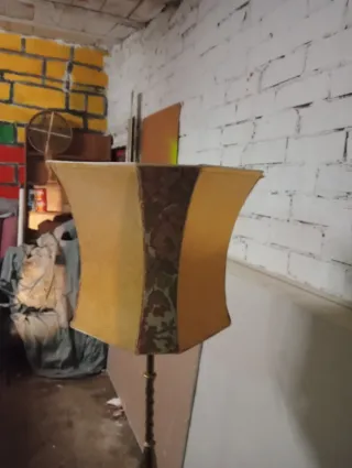 Lámpara de pie forja antigua