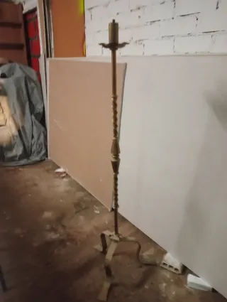 Lámpara de pie forja antigua
