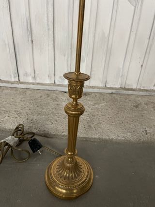 Lámpara de pie dorada antigua