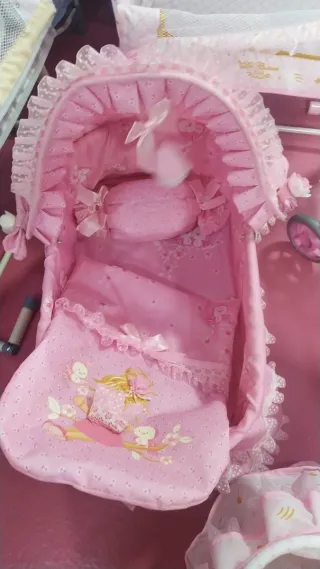 Moisés de muñeca rosa con volantes