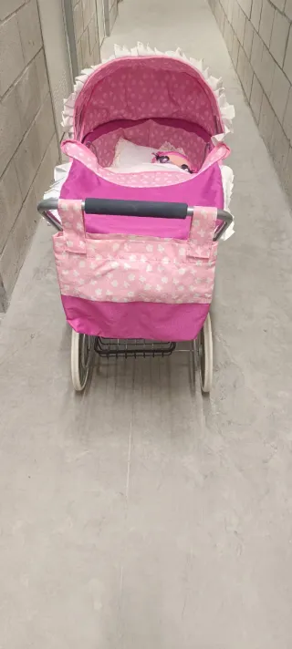 Carrito de muñecas rosa con muñeca de regalo