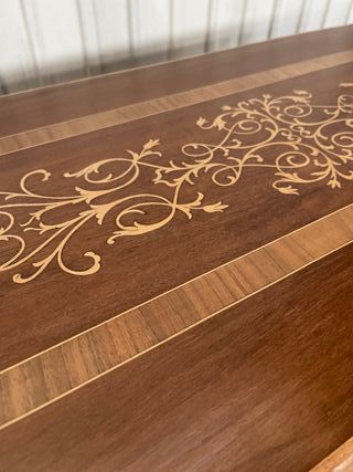 Consola de madera con marqueteria restaurada