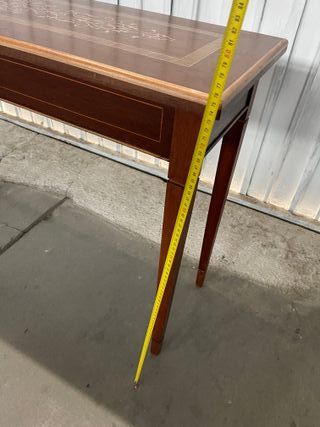 Consola de madera con marqueteria restaurada