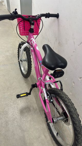 Bicicleta infantil rosa con cesta