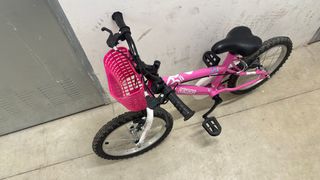 Bicicleta infantil rosa con cesta