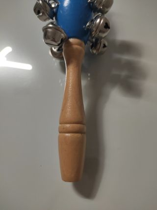 Sonajero de cascabeles de madera