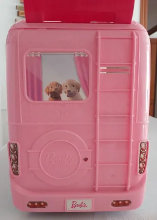 Súper autocaravana con piscina Barbie.