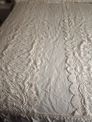 Colcha de lino blanca con encaje guipur