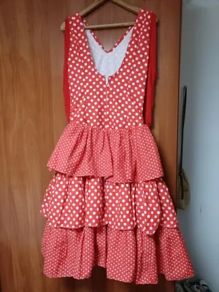 Traje de flamenca rojo con lunares blancos