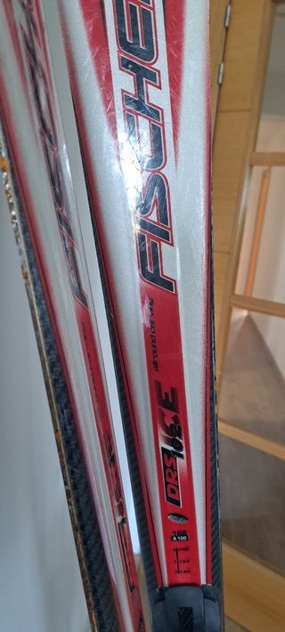 Esquís Carving Fisher con fijaciones Marker