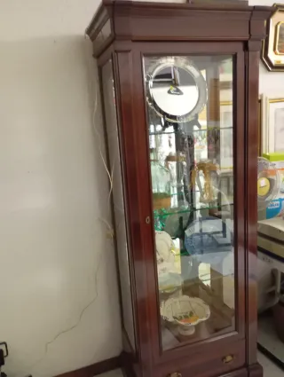 Vitrina de madera y cristal con espejo