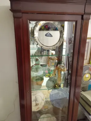 Vitrina de madera y cristal con espejo