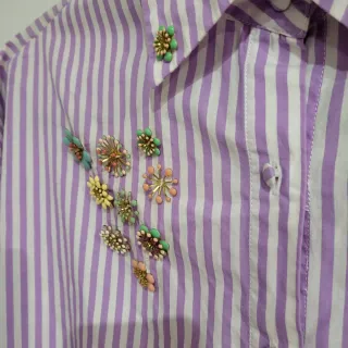 Camisa Uterqüe Rayas Morado Talla S con joyas