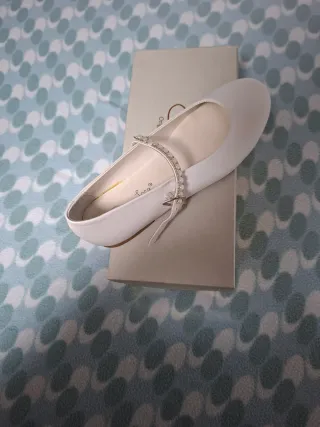 Zapatos de fiesta blancos con pedrería