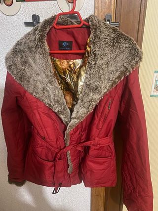 Parka mujer roja con cuello de pelo