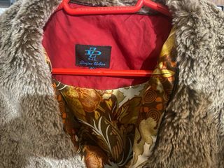 Parka mujer roja con cuello de pelo