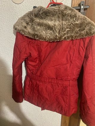 Parka mujer roja con cuello de pelo