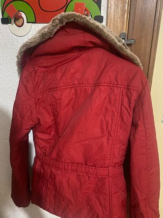 Parka mujer roja con cuello de pelo
