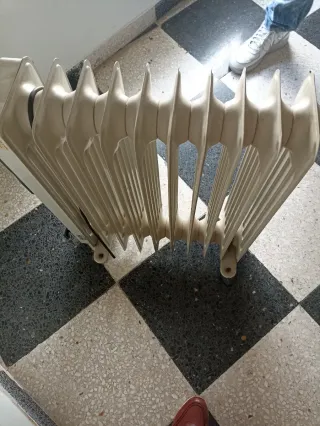 Radiador de aceite gris y blanco