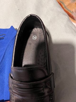 Pantalones Talla 8 y Zapatos Negros