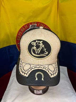 Gorra Beige y Negra con Diseño de Ganada Unisex