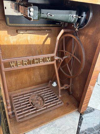 Máquina de coser Wertheim antigua con mueble