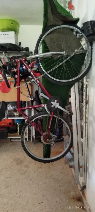 Bicicleta de montaña roja.