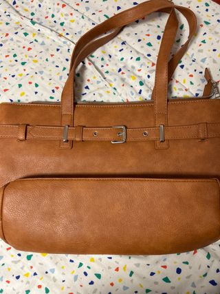 Bolso marrón con cinturón y hebilla