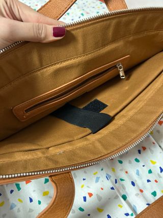 Bolso marrón con cinturón y hebilla