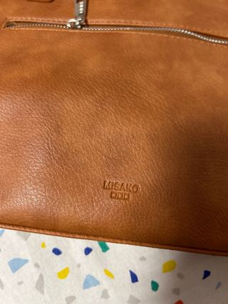 Bolso marrón con cinturón y hebilla