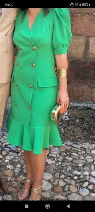Vestido de fiesta verde con botones dorado.