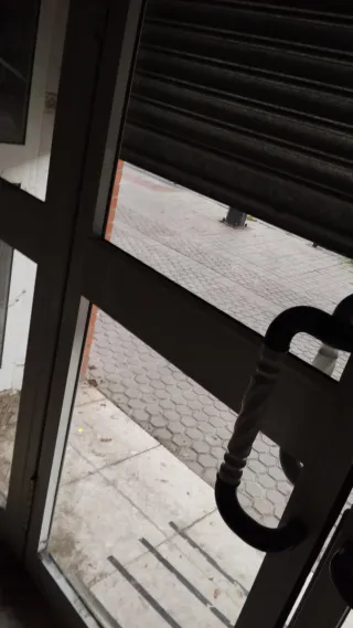 Entrada de comercio con puerta de cristal