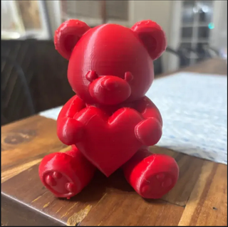 Urso de pelúcia vermelho com coração
