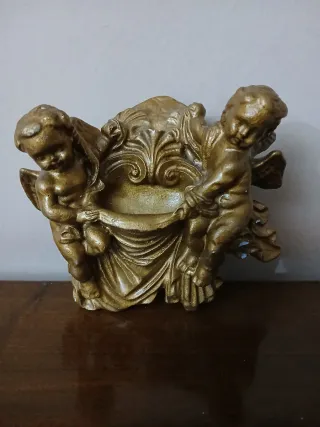 Acquasantiera vintage in gesso con angeli
