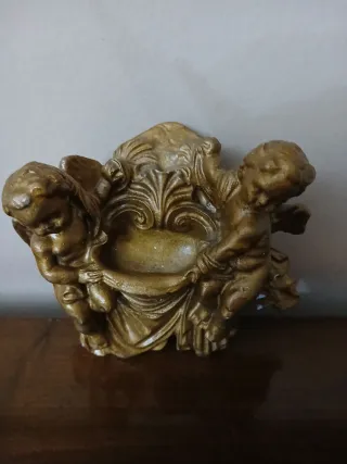 Acquasantiera vintage in gesso con angeli