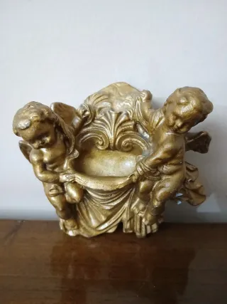 Acquasantiera vintage in gesso con angeli