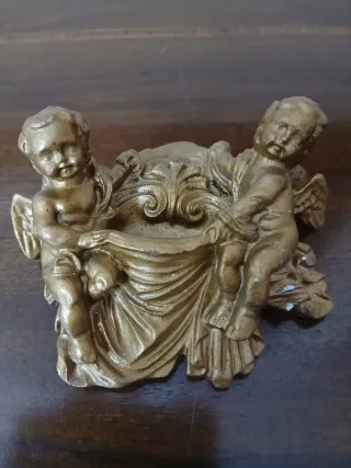 Acquasantiera vintage in gesso con angeli