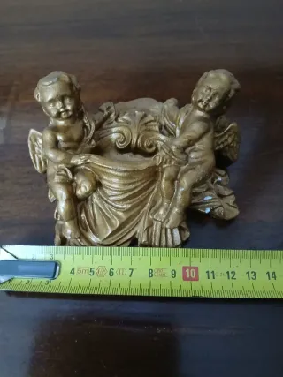 Acquasantiera vintage in gesso con angeli